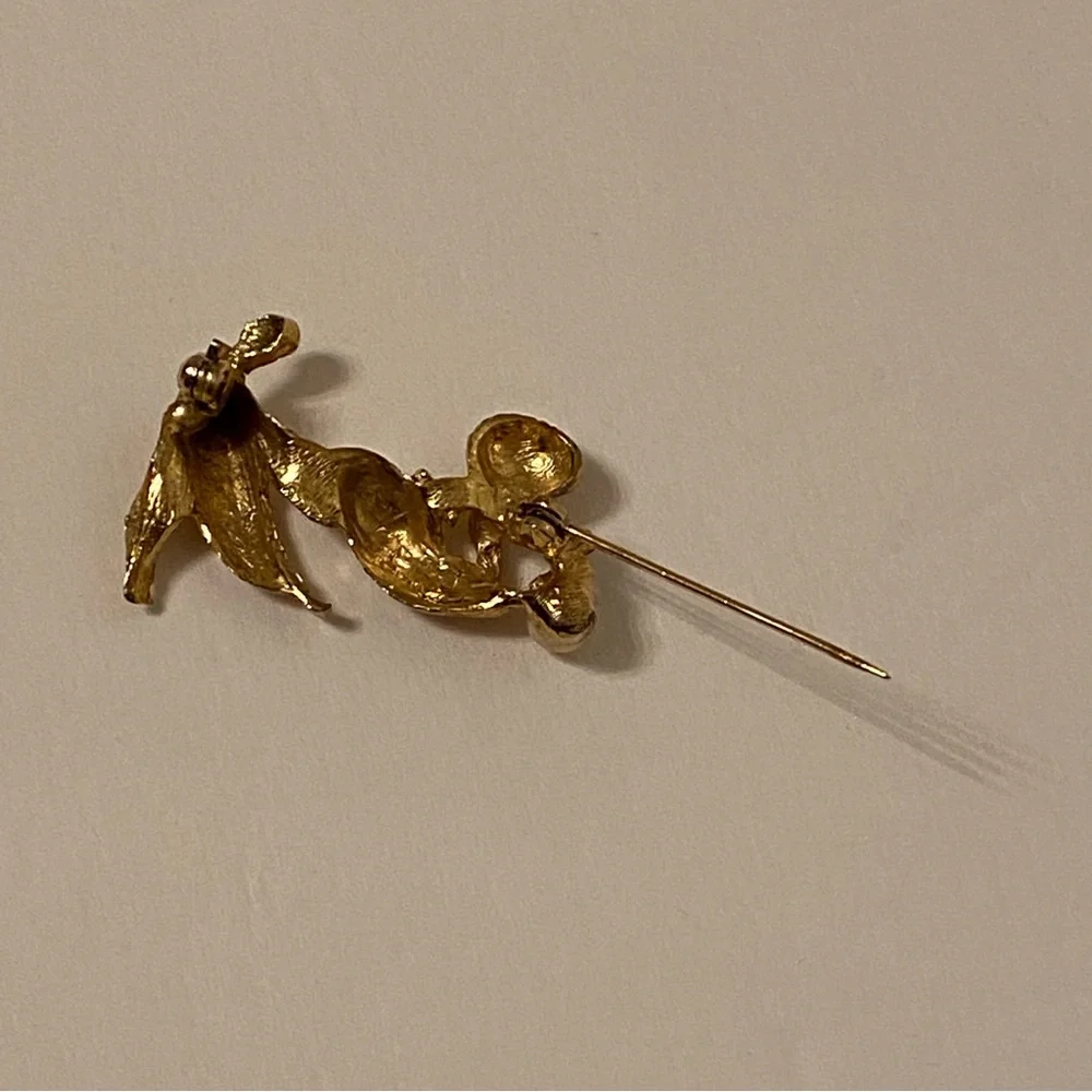 VINTAGE BROOCH PIN GOLD TONE POODLE DOG CANINE PLAYING WITH FAUX PEARL BALL